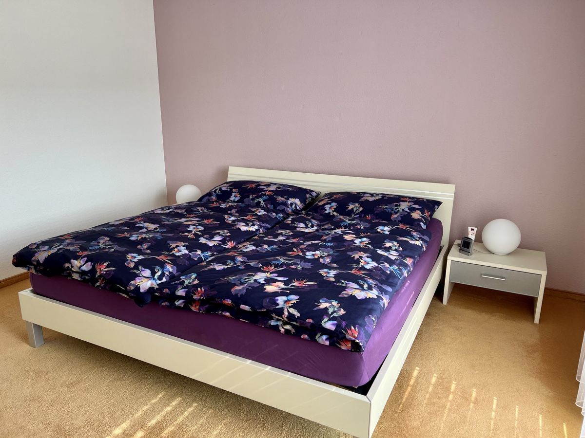 Lits: Schlafzimmer mit Nachttischen – D'occasion à Ennetbaden par lolek02 2