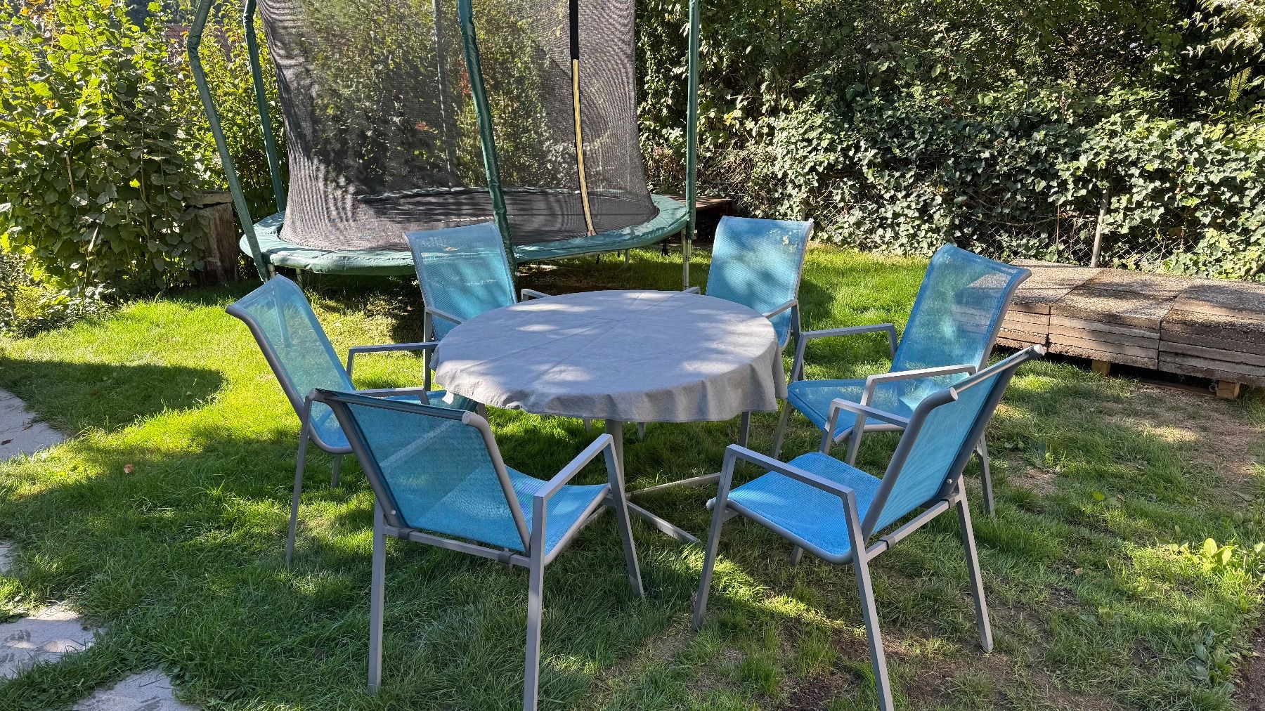 Set di tavolo e panche: Gartentisch mit 6 Stühlen und Abdeckplanen – Usato da Kehrsatz venduto da Ropstar