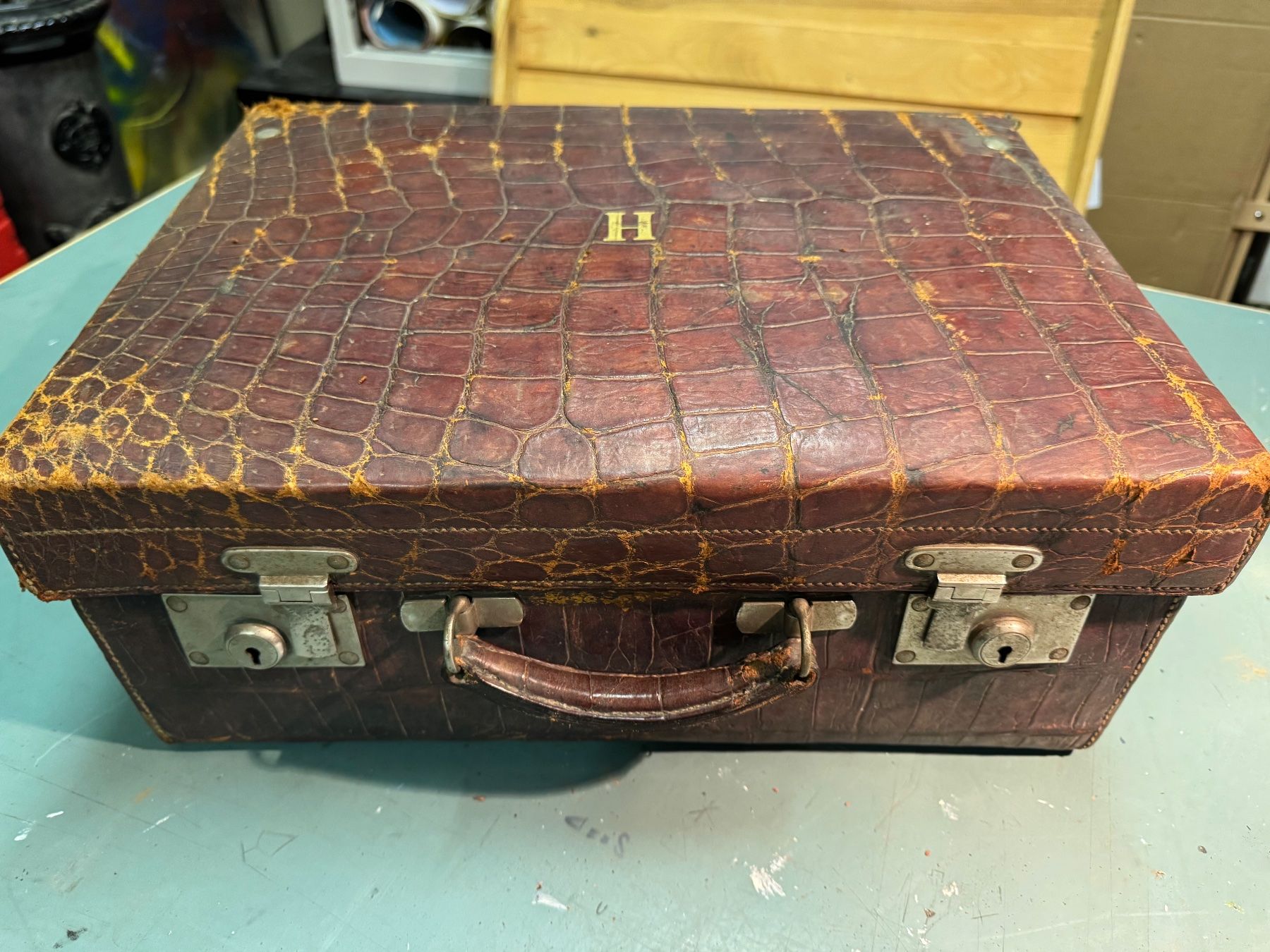 Reisekoffer: Valise en véritable cuir de crocodile ancien – Gebraucht aus Biel/Bienne von Philemon02