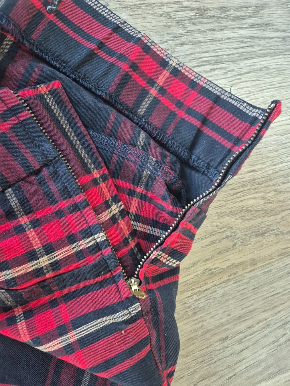 Pantaloni: Rot-karierte Röhrenhosen, Gr. S/M – Usato da Eglisau venduto da nicij79 1
