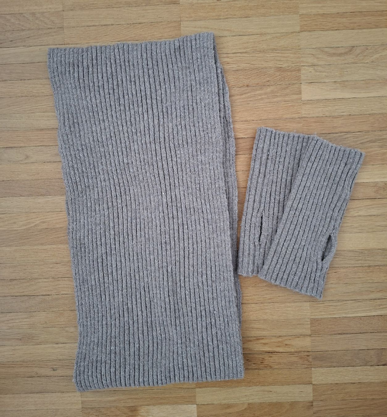 Foulard & Sciarpe: Warmer, grauer Strickschal mit Handschuhe – Usato da Wallisellen venduto da rahelr90