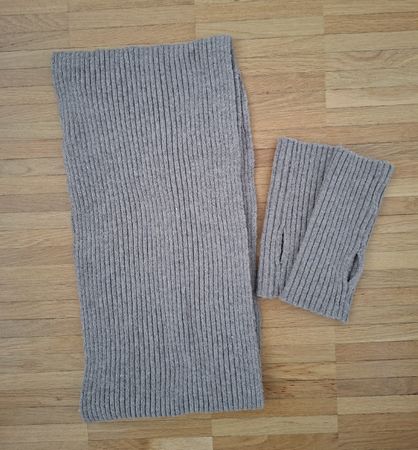 Warmer, grauer Strickschal mit Handschuhe