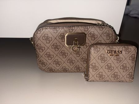 Guess Handtasche und Portemonnaie Monogramm braun