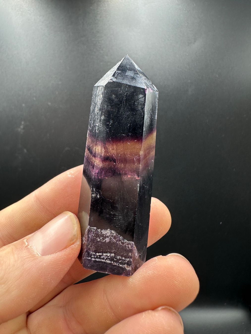 Minerali & Pietre curative: Dunkler, gelber Fluorit Obelisk, Spitze – Nuovo e nell'imballaggio originale da Männedorf venduto da Handschmeichler