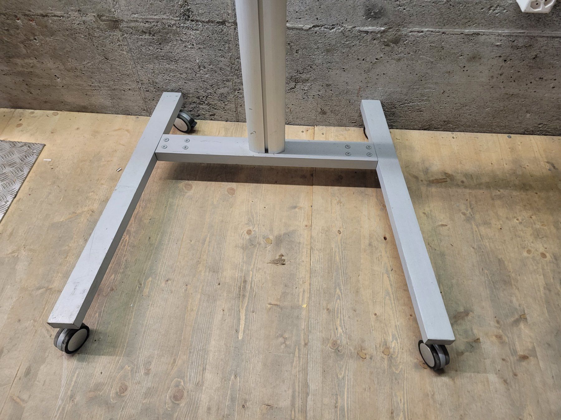 Wandhalterungen: Fernsehständer Rollbar 176cm - Multibrackets - Trolley – Gebraucht aus Vitznau von Night-Fire 1