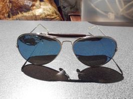Sonnenbrille, schwarz, Nasensteg braun