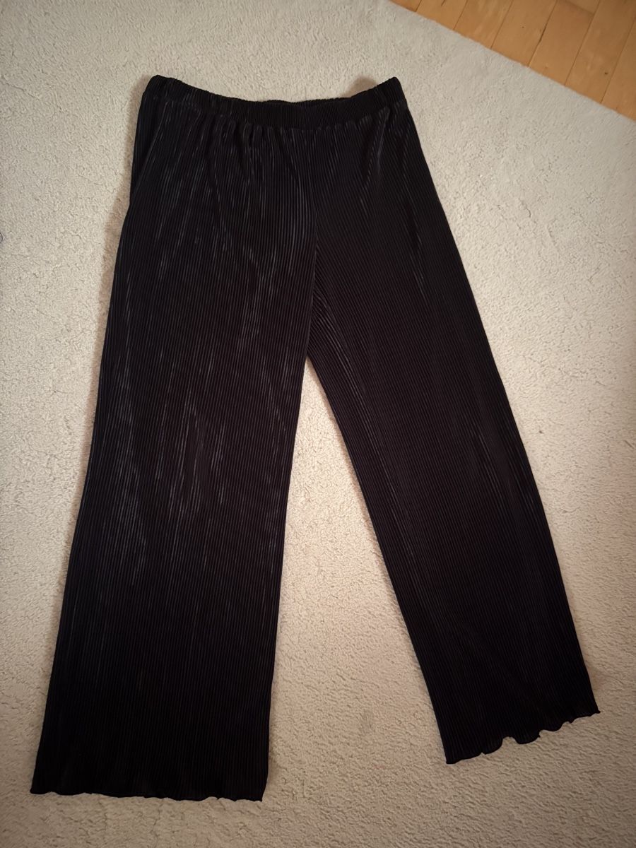 Pantalons: Plissierte schwarze Hose  – D'occasion à Liestal par sha_92sb