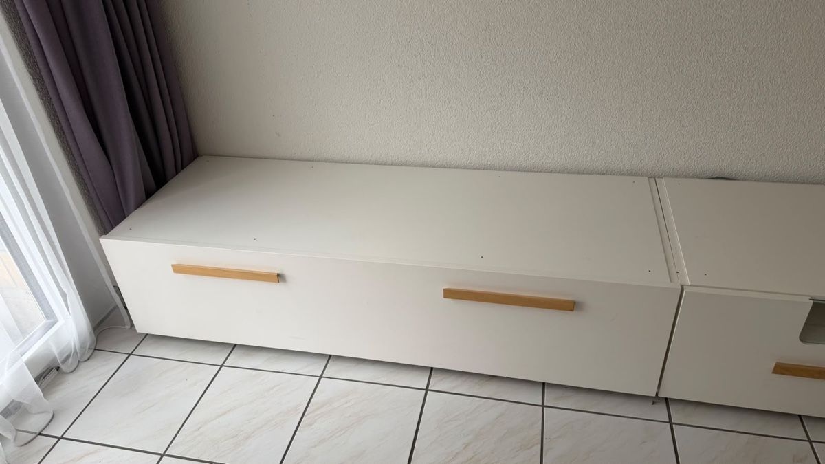 Mobili TV: 2 weisse TV-Möbel / Lowboards – Usato da Cham venduto da Rokkamare 1