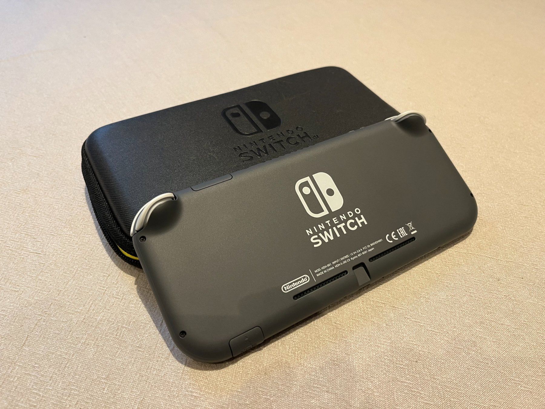Nintendo Consoles: Nintendo Switch Lite Grau mit Original Ladekabel – D'occasion à Bonstetten par wthomnzy 4
