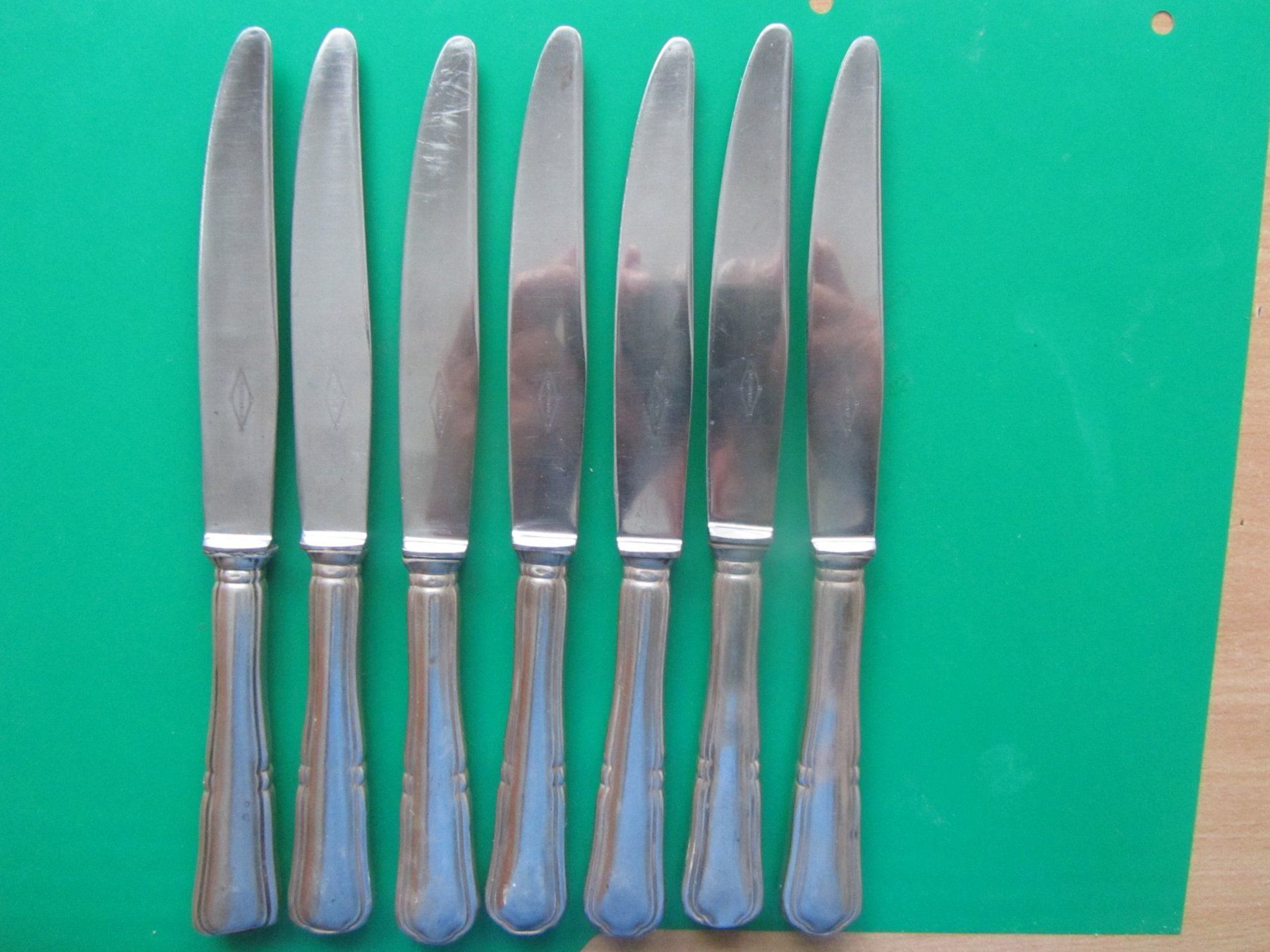 Set di posate: Antike Messer mit Silbergriff 800-7 Messer – Usato da Luzern venduto da Lucernauno