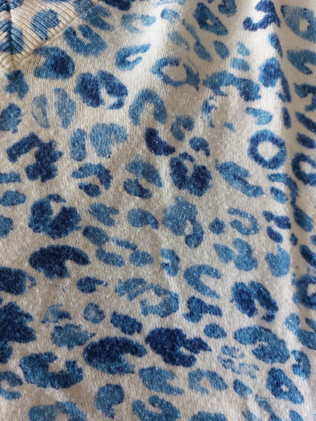 Pullover & Sweatshirts: Très joli pull col V léopard bleu Monoprix Taille 2 – Gebraucht aus Ostermundigen von jul_7t8v 2