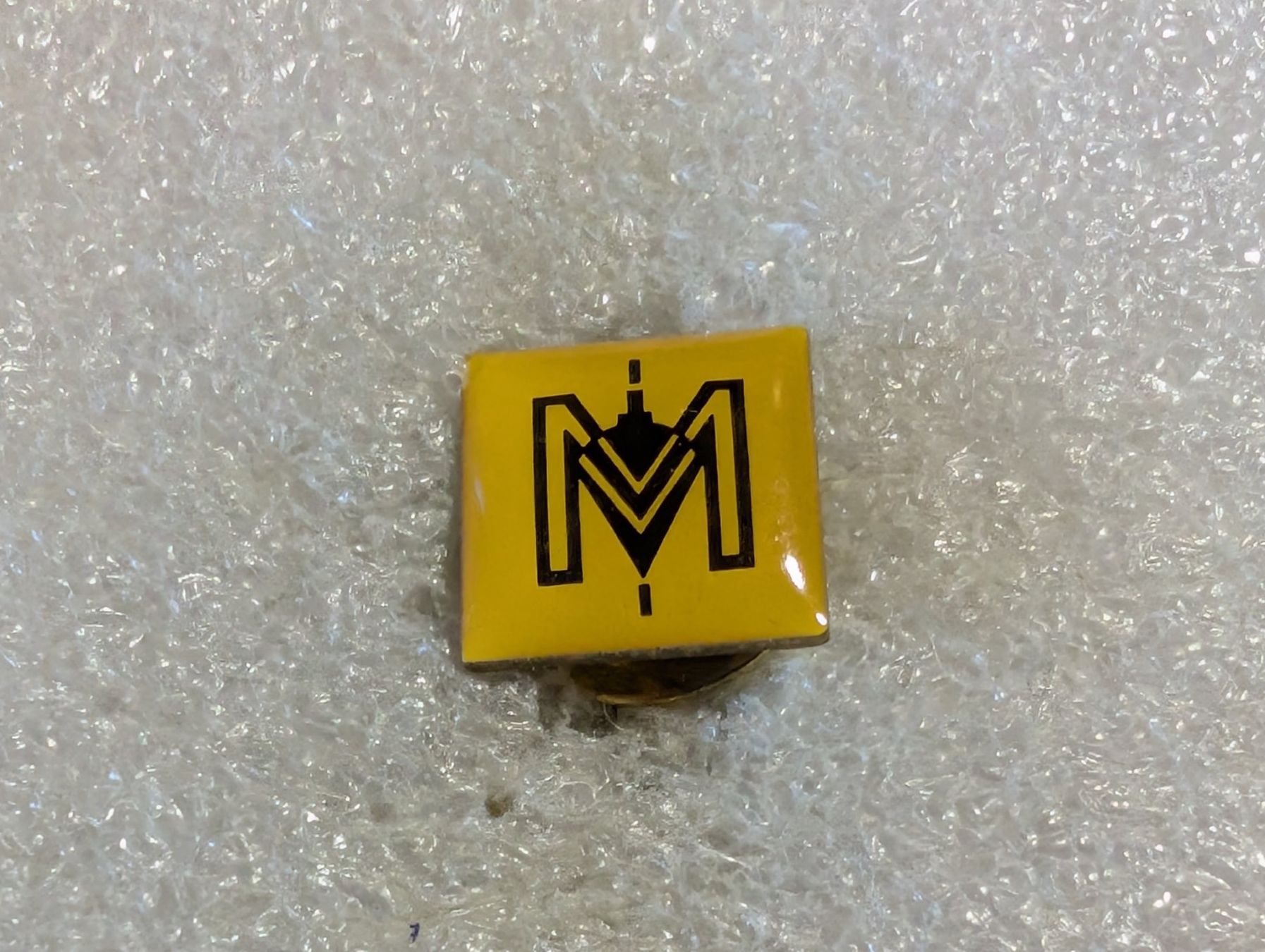 Placchette & Badge: Ansteckpin 116: M – Usato da Oppligen venduto da Pin-Fall-Shop