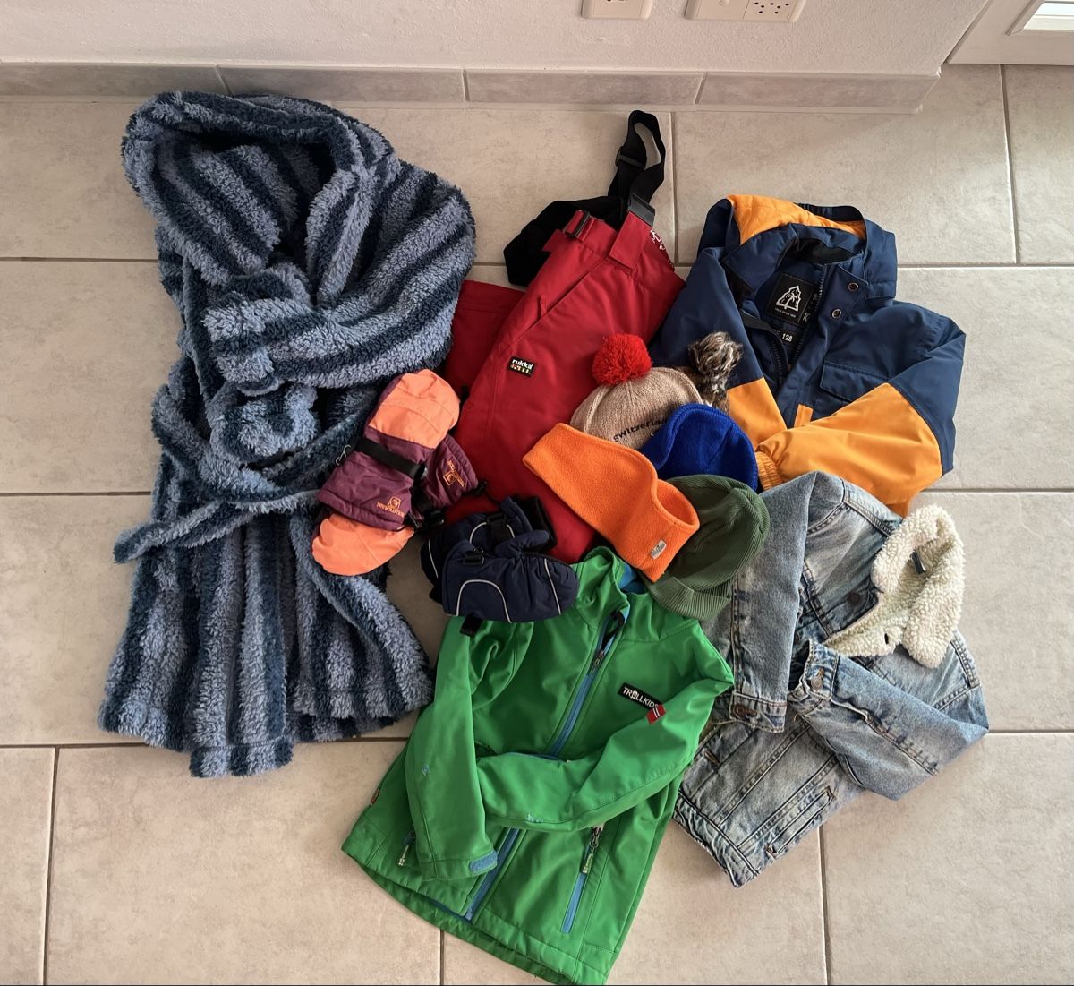 Lotti & Set di vestiti: Kleiderpaket Junge Gr. 128 – Usato da Neerach venduto da Cuny13