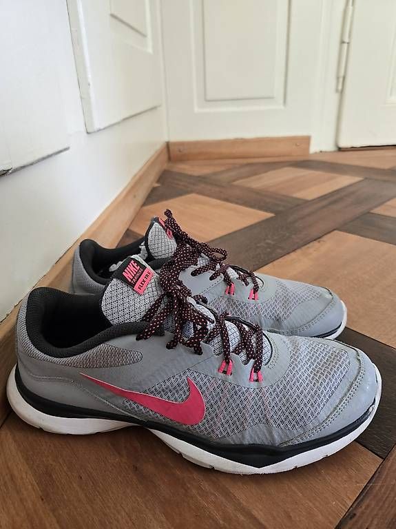 Chaussures femmes: Nike Sportschuhe Gr. 41  – D'occasion à Uster par cha_xv85