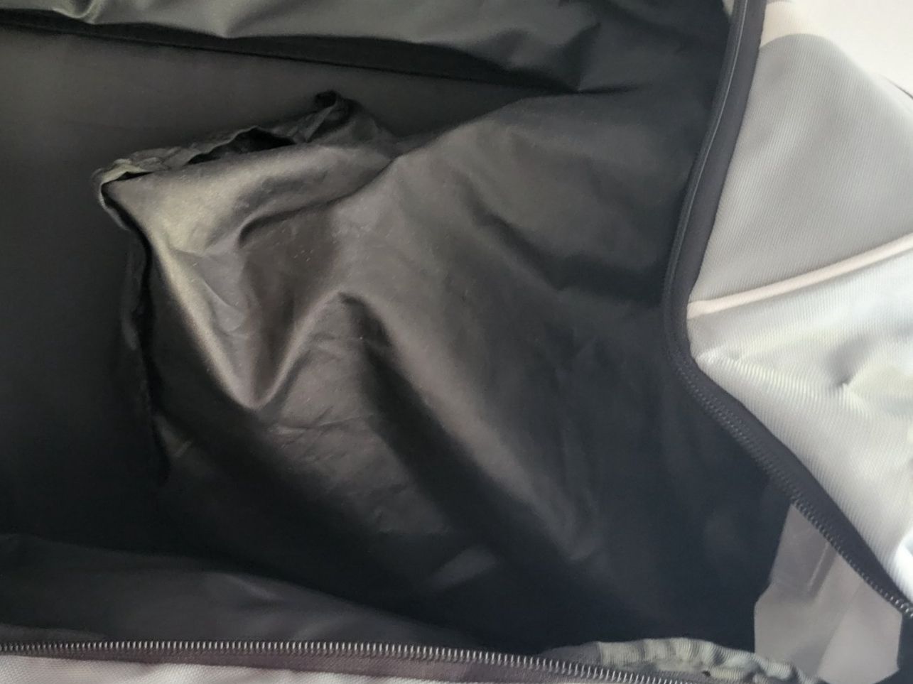 Borse: Sport- oder Reisetasche grau schwarz (seitliches Schuhfach) – Usato da Eschlikon TG venduto da Hirzliblick 6