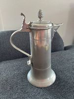 Antiker Zinnkrug mit Deckel und Pinienzapfen