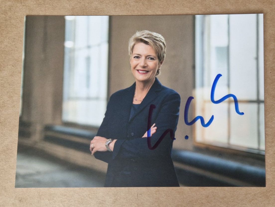 Autografi: Karin Keller-Sutter original signierte Autogrammkarte – Usato da Menziken venduto da Autogramme