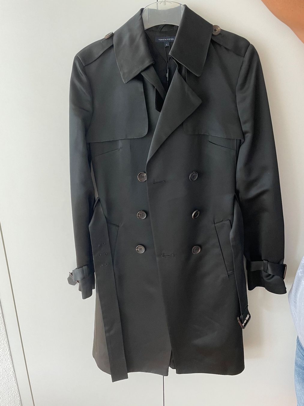 Tommy Hilfiger Mäntel: Satin Trenchcoat von Tommy Hilfiger – Neu und originalverpackt aus Steinhausen von Guelosch