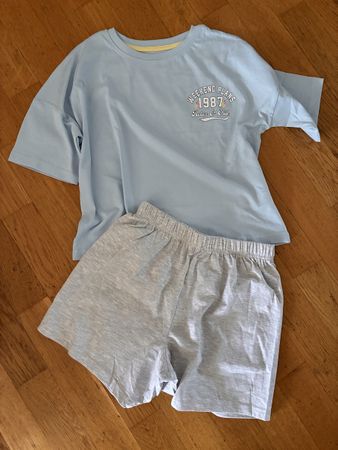Schönes Pyjama Gr. 152, Neu