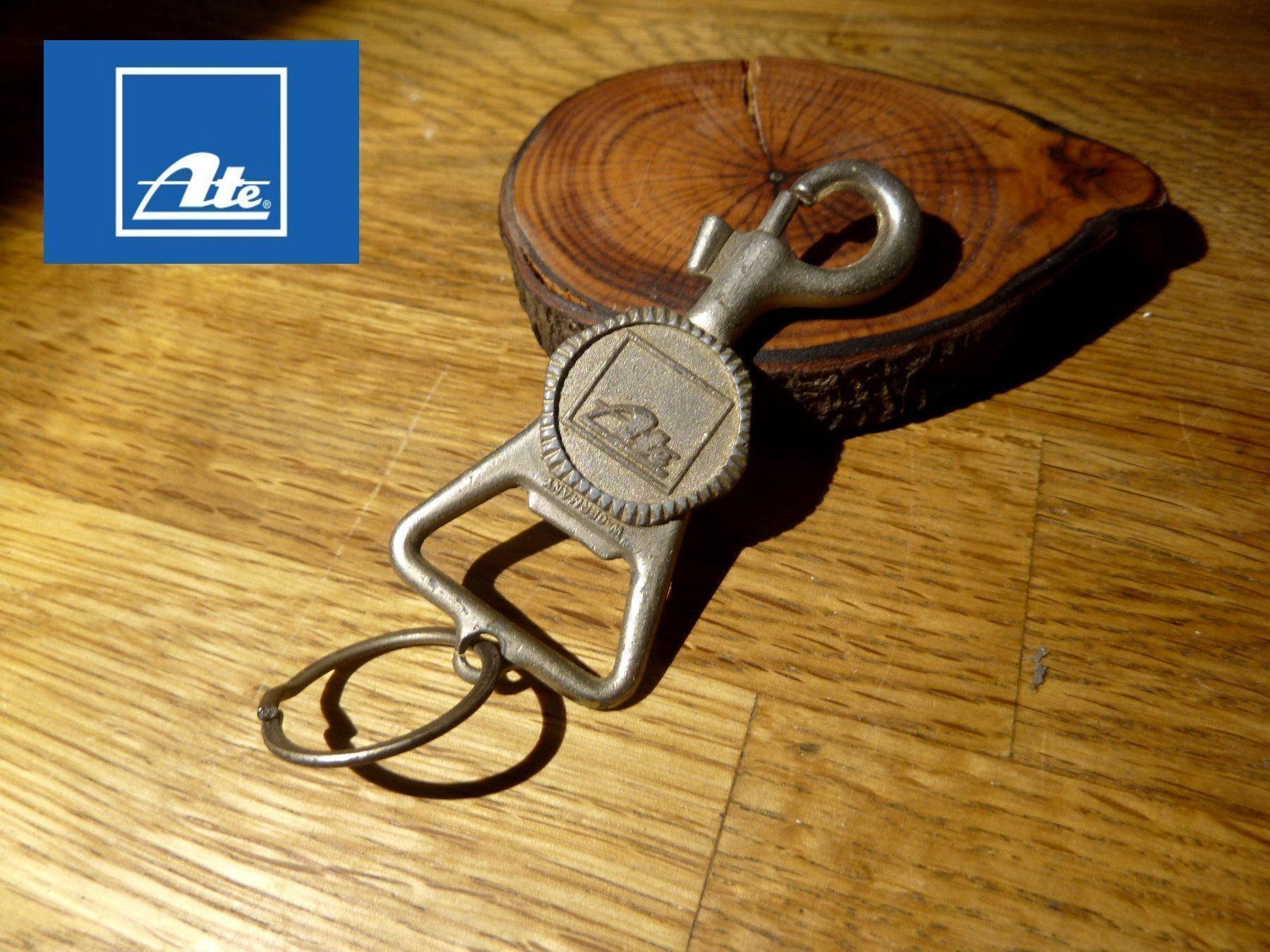 Kletterausrüstungen: Ate Schlüsselanh. Karabiner Flaschenö. – Gebraucht aus Hochfelden von swissice