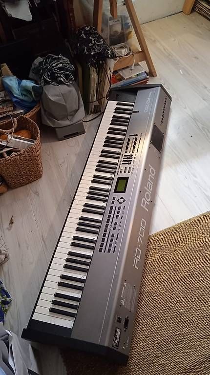 Strumenti musicali: Roland RD-700 – Usato da Bouloz venduto da Froideval 1