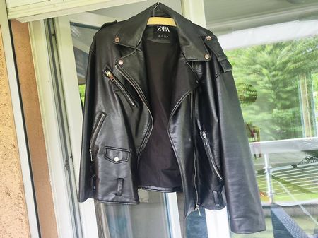 Veste noire "style cuir" chez ZARA