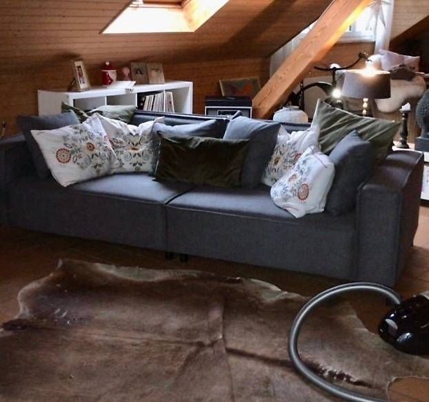 Divani: Graues Bigsofa ohne Kissen – Usato da Gansingen venduto da Brindeli