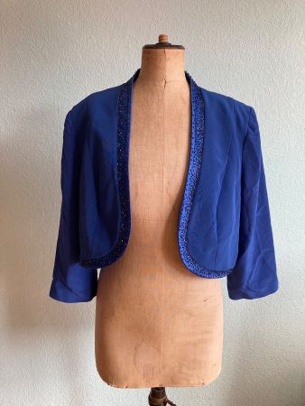 Boléro brodé de perles revers satin 40