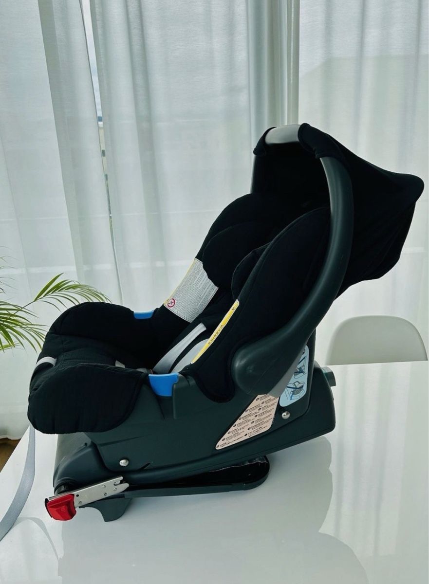 Britax Römer Sièges auto: Babyschale mit Isofix-Basis – D'occasion à Dietikon par Corpus 1