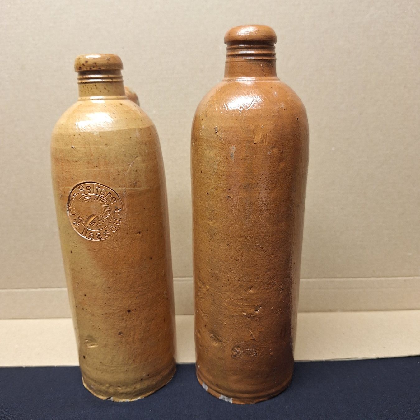 Bottiglie: Antikes Steinzeug, Wasserflaschen, Nassau – Usato da Winterthur venduto da Goldpipau 3