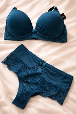 Joli ensemble de lingerie bleu marine, dentelle, NEUF! M/38