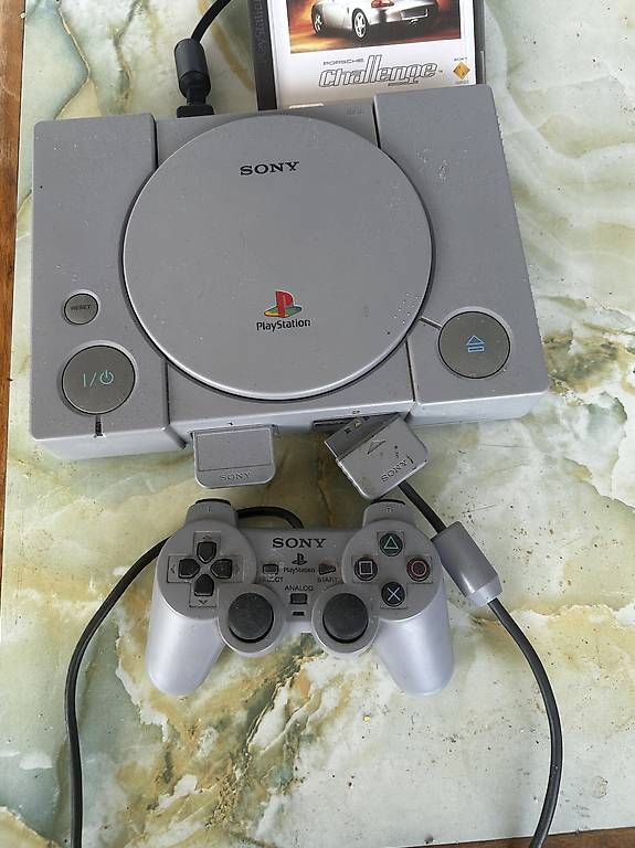 Consoles: Playstation 1 mit Controller und 1 Spiel  – D'occasion à Basel par neo-management
