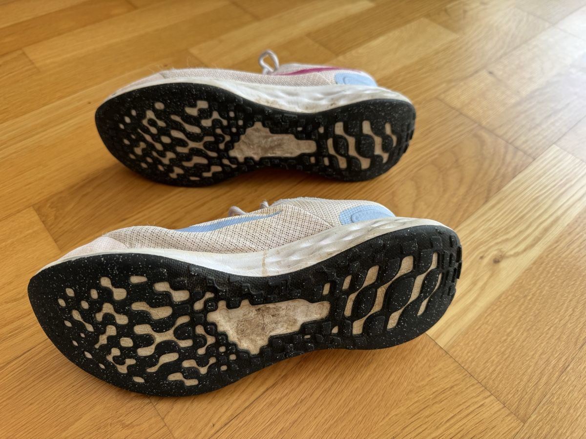 Nike Scarpe per ragazze: Nike Laufschuhe Gr. 36 – Usato da Ostermundigen venduto da Clood 2