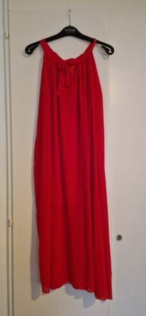 Robe d'été rouge longue, idéale pour les soirées d'été