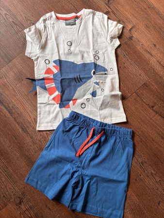 Schönes Pyjama Gr. 110/116, Neu