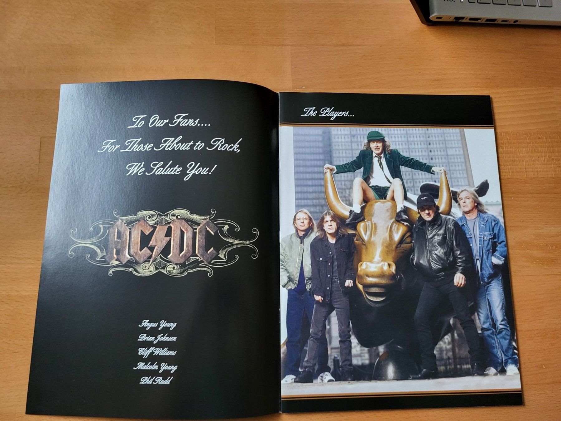 Bücher: AC/DC Tourbook - Stiff upper Lip – Gebraucht aus Liestal von sale66 2