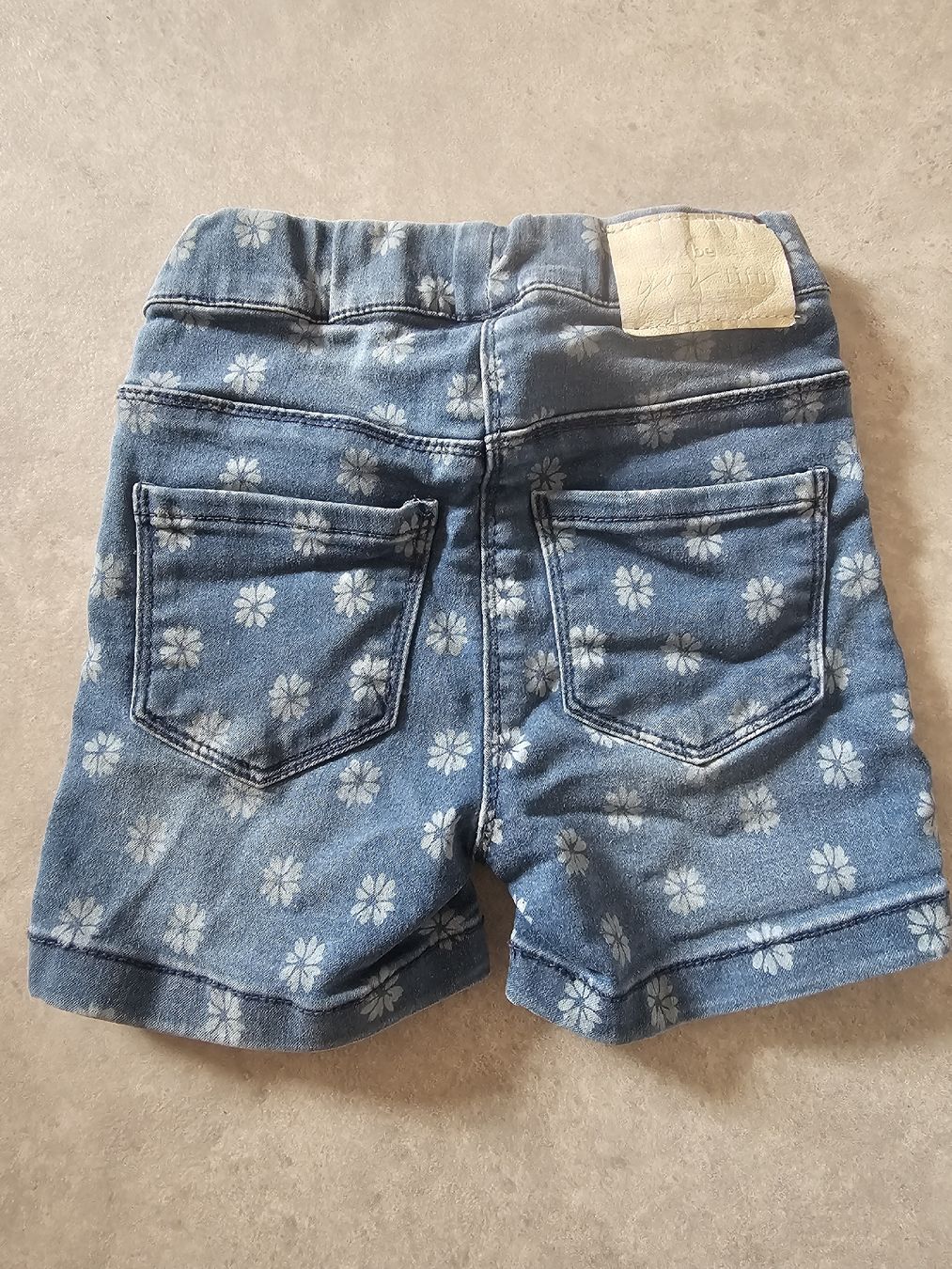 Hosen: Shorts en jean imprimé fleurs taille 122  – Gebraucht aus Sornetan von T.a333 1
