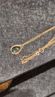 Halskette aus 9 Karat Gelbgold mit kreiertem Smaragd Anhänge