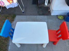 IKEA MAMMUT Kindertisch,  und zwei stühle