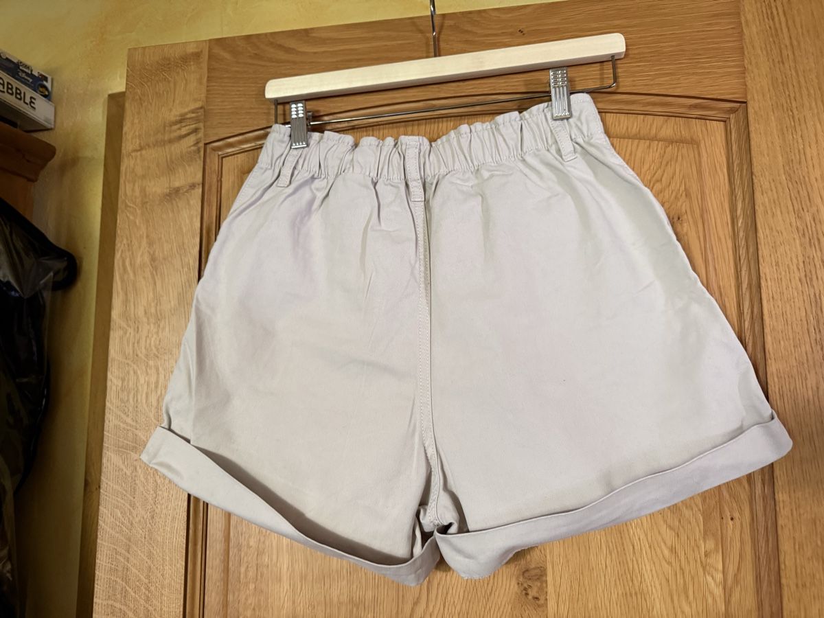 H&M Pantalons: Short H&M dès CHF 1.- – D'occasion à Commugny par Flamantrose77 1