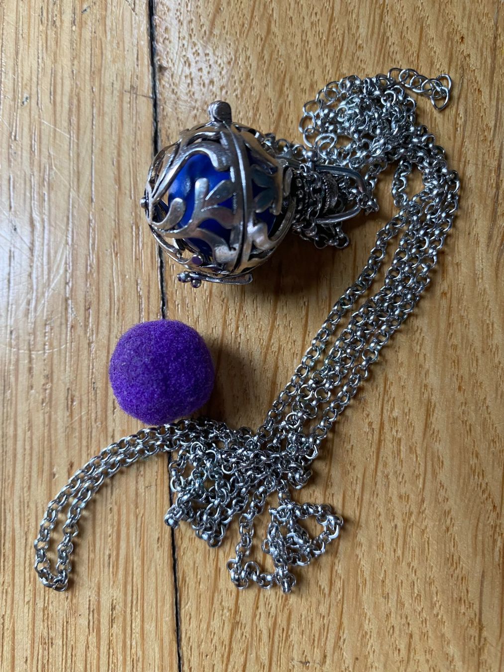 Catenine: Kette aus Silber mit Klangkugel oder Duft-Pompom – Usato da Biel/Bienne venduto da lanajean 1