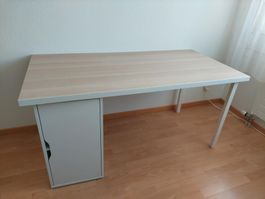 Schreibtisch