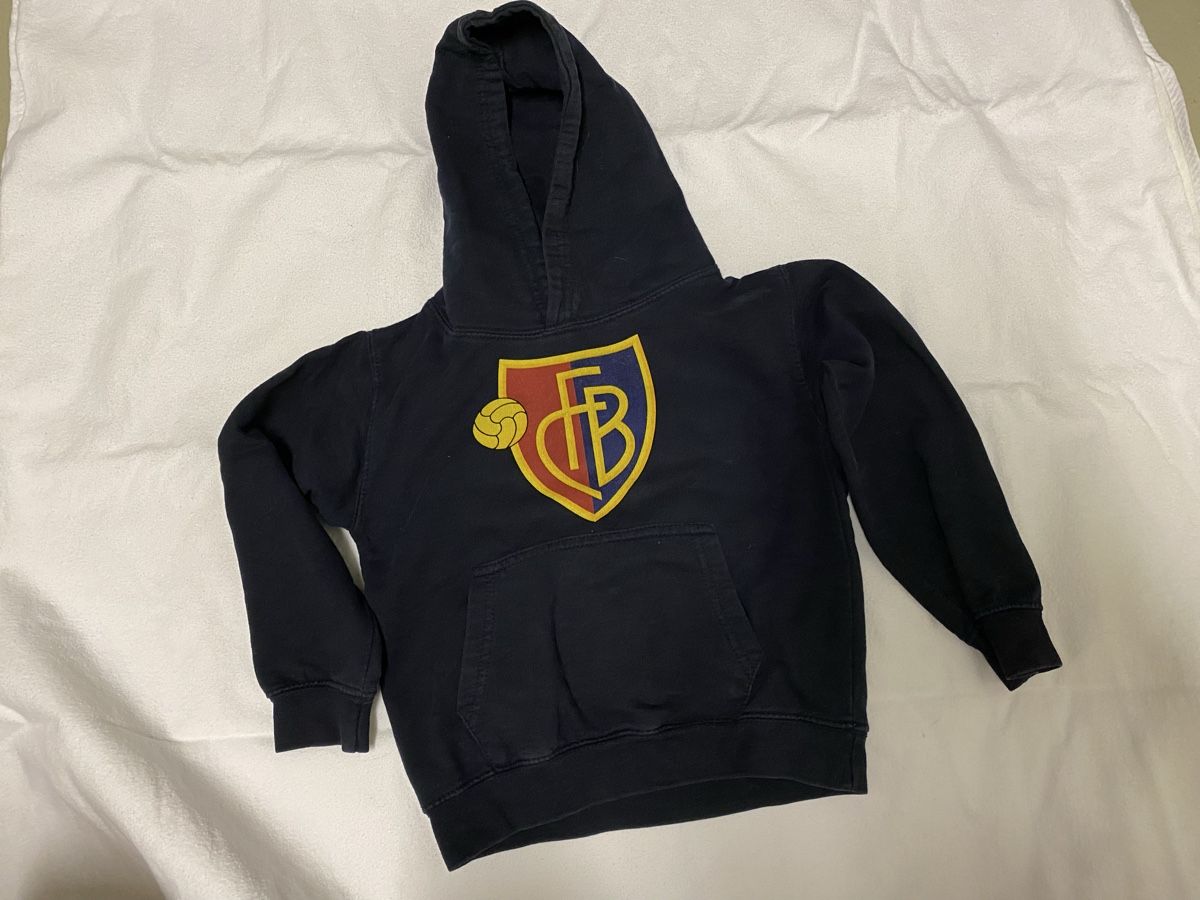 Pullover & Sweatshirts: FCB-Hoodie in grösse 116 – Gebraucht aus Sissach von SV-650 1