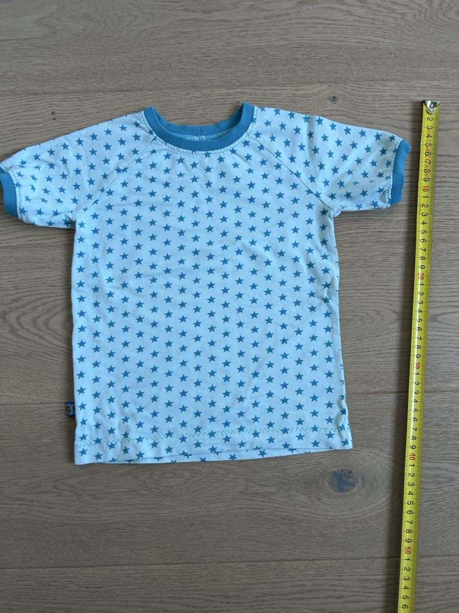 T-shirt: Unikat: elastisches T-Shirt mit Sternen, Gr 86 – Usato da Oensingen venduto da katepe