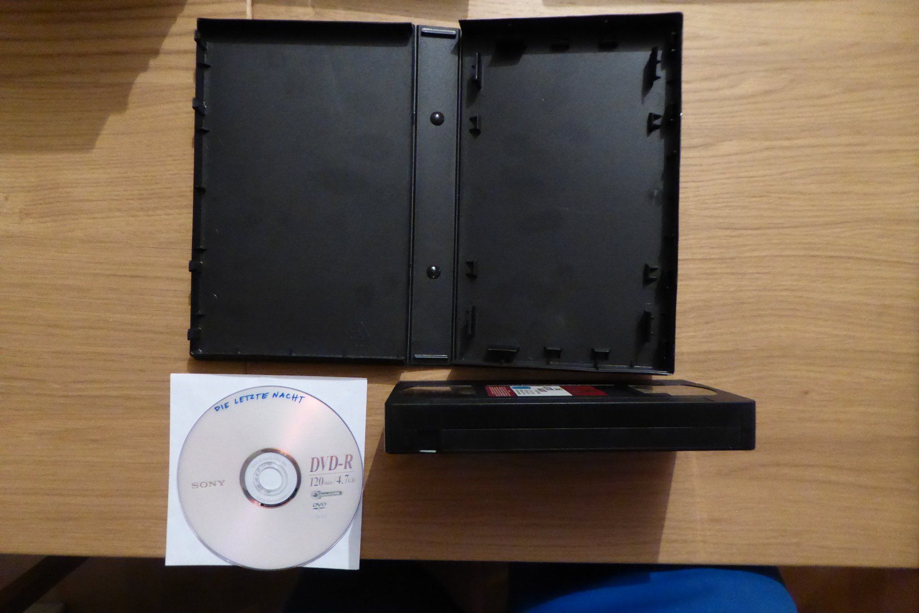 Tutti i VHS: VHS Die letzte Nacht mit Backup DVD – Usato da Allschwil venduto da Summelsarium 5