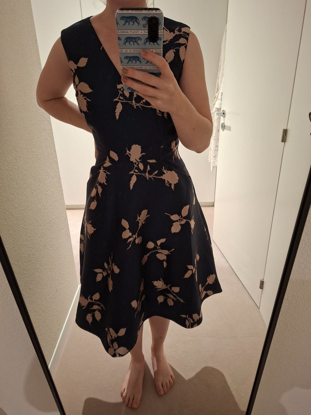 Phase Eight Vestiti: Navy Blaues Cocktailkleid mit Blumen – Usato da Meggen venduto da mar_yzb2 2