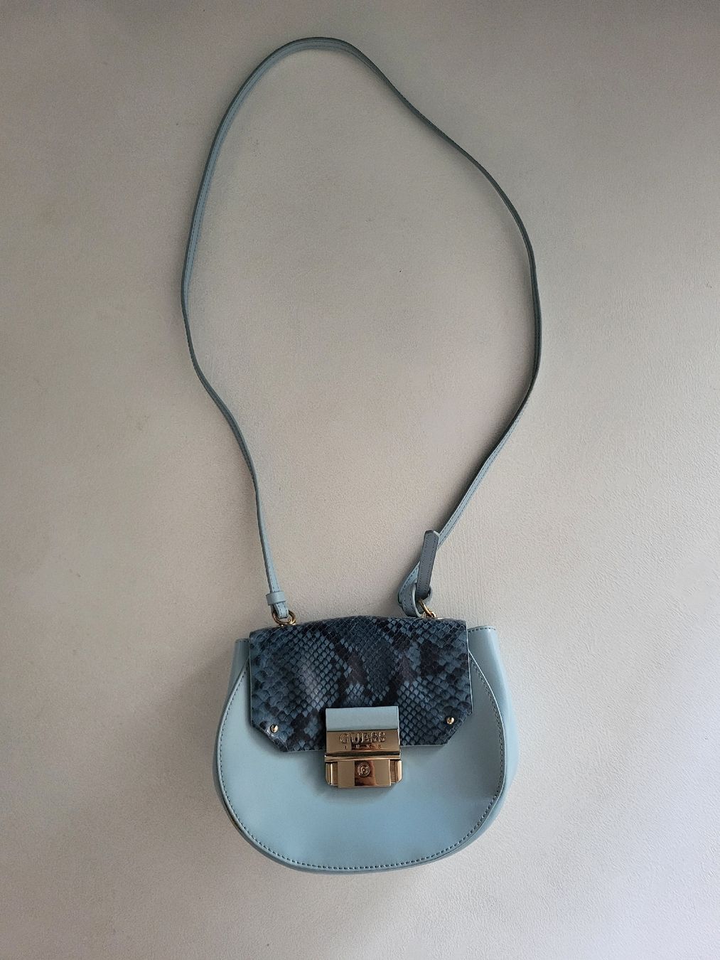 Guess Borse da donna: Guess Tasche, hellblau, Schlangenmuster  – Usato da Basel venduto da Ywana 2