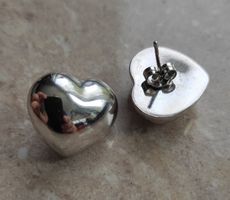 Versilberte Herz-Ohrstecker/Modeschmuck