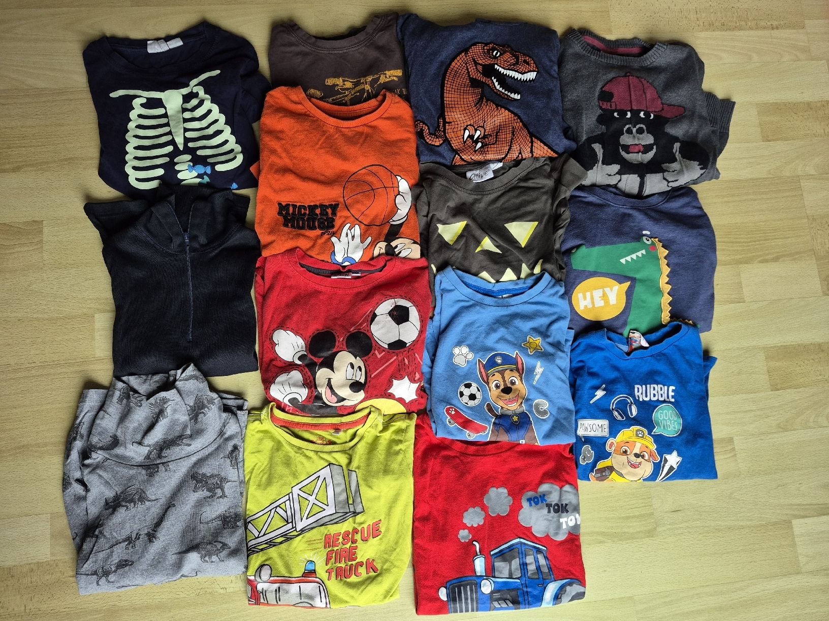 Pulls et sweat-shirts: Kliderpaket gr. 122-128 – D'occasion à Gränichen par Mamaboy 5