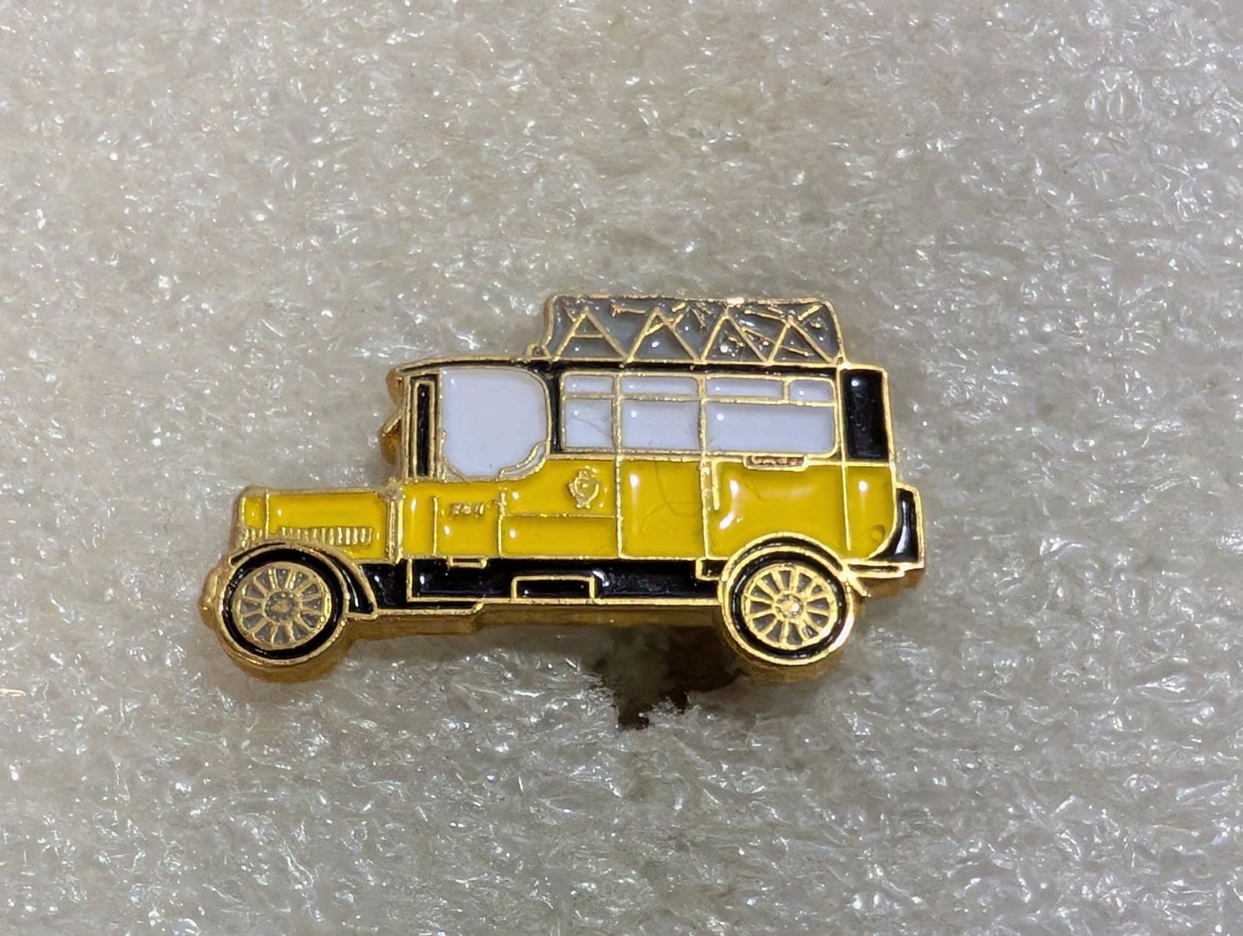 Placchette & Badge: Ansteckpin 243: PTT Oldtimer Postauto – Usato da Oppligen venduto da Pin-Fall-Shop